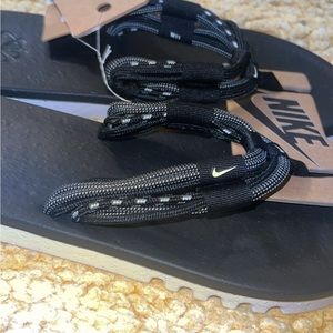 Men’s size 11 multi lace flip flops